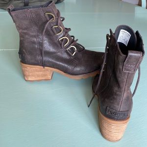 Sorel leather lace up heeled boot. Good used condition